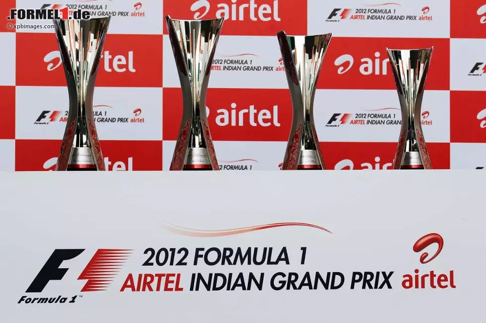 Zweiter Grand Prix von Indien, und darum geht's: die Pokale für den siegreichen Konstrukteur sowie die drei erstplatzierten Fahrer. "Hier gibt es immer eine schöne Trophäe", weiß Sebastian Vettel - und holte sich am Sonntag nach 2011 seine zweite ab. Foto zur News: Zweiter Grand Prix von Indien, und darum geht's: die Pokale für den siegreichen Konstrukteur sowie die drei erstplatzierten Fahrer. "Hier gibt es immer eine schöne Trophäe", weiß Sebastian Vettel - und holte sich am Sonntag nach 2011 seine zweite ab.