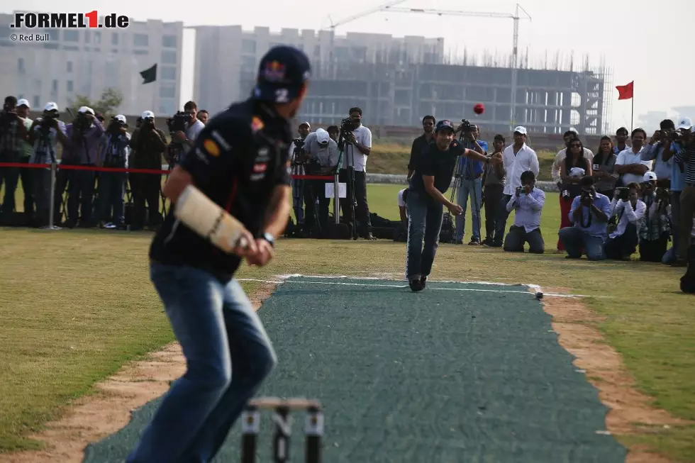 Ein paar Meter weiter legte Mark Webber eine Trainingssession der besonderen Art ein: Der indische Kricket-Superstar Gautam Gambhir schlug mit dem Red-Bull-Piloten ein paar Bälle. Bernie Ecclestone versteht sowieso nicht, was die Inder an ihrem Nationalsport so lieben: "Wir haben hier einen Konkurrenten. Wie heißt dieses Spiel nochmal? Richtig, Kricket", analysiert er den schweren Stand der Formel 1 im 1,3-Milliarden-Einwohner-Land. Foto zur News: Ein paar Meter weiter legte Mark Webber eine Trainingssession der besonderen Art ein: Der indische Kricket-Superstar Gautam Gambhir schlug mit dem Red-Bull-Piloten ein paar Bälle. Bernie Ecclestone versteht sowieso nicht, was die Inder an ihrem Nationalsport so lieben: "Wir haben hier einen Konkurrenten. Wie heißt dieses Spiel nochmal? Richtig, Kricket", analysiert er den schweren Stand der Formel 1 im 1,3-Milliarden-Einwohner-Land.