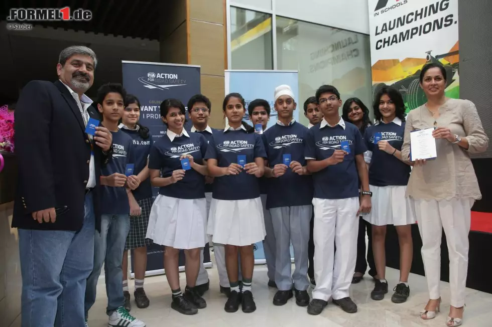 Monisha Kaltenborn hat zwar einen österreichischen Pass, ist aber in Indien aufgewachsen. Jetzt stellt sie sich in den Dienst für die Initiative Formel 1 in der Schule und für Verkehrssicherheit, gemeinsam mit dem Präsidenten des nationalen Motorsport-Verbandes FMSCI, Vicky Chandhok (dessen Sohn Karun bis Ende 2010 früher Grand-Prix-Pilot war). Kaltenborn genießt in ihrer alten Heimat als erste weibliche Teamchefin in der Königsklasse hohes Ansehen. Foto zur News: Monisha Kaltenborn hat zwar einen österreichischen Pass, ist aber in Indien aufgewachsen. Jetzt stellt sie sich in den Dienst für die Initiative Formel 1 in der Schule und für Verkehrssicherheit, gemeinsam mit dem Präsidenten des nationalen Motorsport-Verbandes FMSCI, Vicky Chandhok (dessen Sohn Karun bis Ende 2010 früher Grand-Prix-Pilot war). Kaltenborn genießt in ihrer alten Heimat als erste weibliche Teamchefin in der Königsklasse hohes Ansehen.