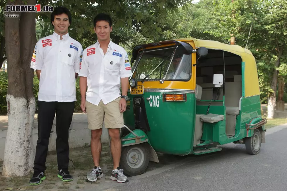 Foto zur News: Ungewöhnlicher Dienstwagen für die Sauber-Fahrer Sergio Perez und Kamui Kobayashi, aber zumindest ist der Chauffeur im Preis inbegriffen. Aber für den chaotischen Verkehr im Großraum Delhi gilt ohnehin: Je kleiner das Fahrzeug, desto besser.