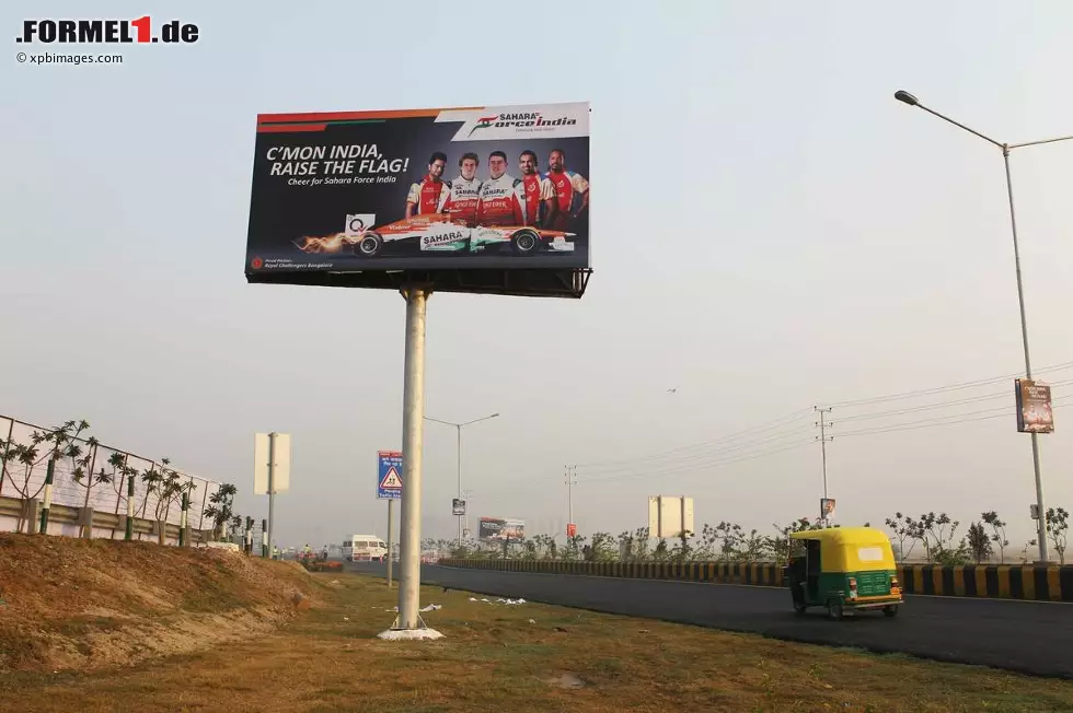 Und noch einmal das Fahrzeug der Sauber-Piloten. Ob wir sie hier gerade auf dem Weg zur Rennstrecke erwischt haben? Eher nicht. Solche Minimobile (auch in dieser Farbe) gibt es in Delhi zuhauf... Foto zur News: Und noch einmal das Fahrzeug der Sauber-Piloten. Ob wir sie hier gerade auf dem Weg zur Rennstrecke erwischt haben? Eher nicht. Solche Minimobile (auch in dieser Farbe) gibt es in Delhi zuhauf...