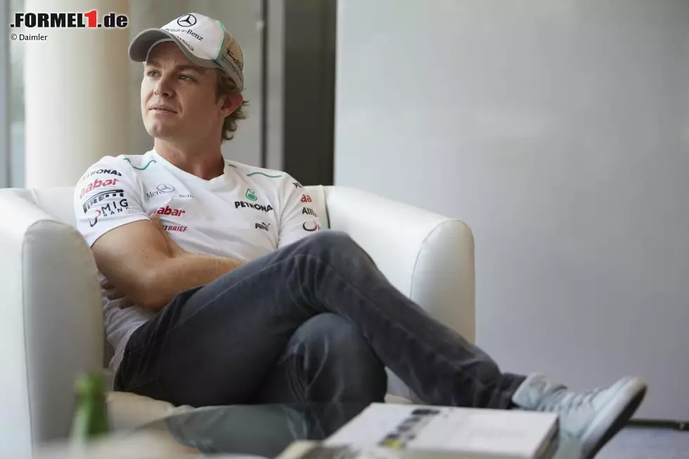 Ganz entspannt: Nico Rosberg freut sich auf die restlichen vier Rennen - oder, angesichts der miserablen Mercedes-Form, eher darauf, dass diese bald vorbei sind? Foto zur News: Ganz entspannt: Nico Rosberg freut sich auf die restlichen vier Rennen - oder, angesichts der miserablen Mercedes-Form, eher darauf, dass diese bald vorbei sind?