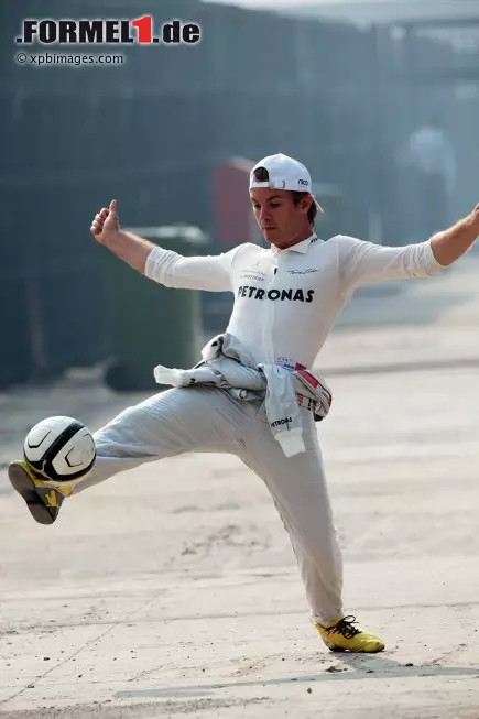 Vom sportlichen Tiefflug lenkt sich der Deutsche am liebsten mit Fußball im Fahrerlager ab. Das hilft ganz nebenbei auch der Koordination. Und Rosberg tut gut daran: Am Sonntag wurde es wieder nichts mit Punkten - Platz elf. "Kann ja wohl nicht sein, dass ein Senna im Williams so an mir vorbeizieht", ärgerte er sich. Foto zur News: Vom sportlichen Tiefflug lenkt sich der Deutsche am liebsten mit Fußball im Fahrerlager ab. Das hilft ganz nebenbei auch der Koordination. Und Rosberg tut gut daran: Am Sonntag wurde es wieder nichts mit Punkten - Platz elf. "Kann ja wohl nicht sein, dass ein Senna im Williams so an mir vorbeizieht", ärgerte er sich.