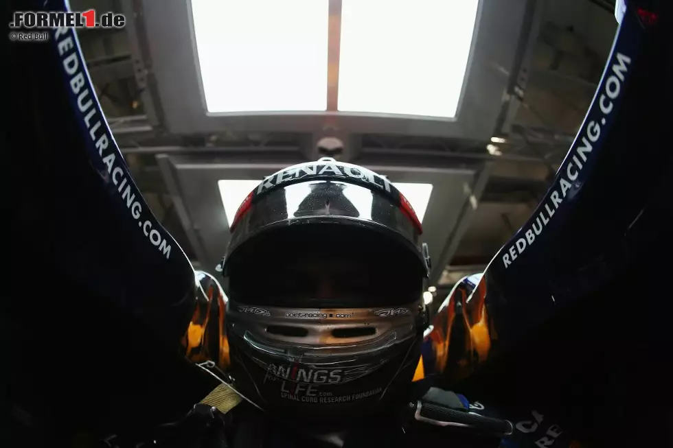 Foto zur News: Voll konzentriert: Sebastian Vettel weiß, dass schon in den Freien Trainings mit genauer Setup-Arbeit der Grundstein für ein erfolgreiches Rennwochenende gelegt wird. Übrigens hatte er in Indien seine Freundin Hanna Sprater dabei, die er sonst von der Formel 1 fernhält. Am Freitag führte er sie zum Abendessen aus - gemeinsam mit Familie Ecclestone (Bernie und Ehefrau Fabiana).