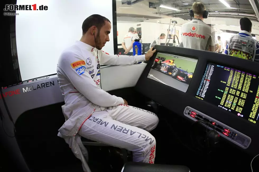 Lewis Hamilton beobachtet gespannt, ob Red Bulls neue Teile anschlagen. Taten sie: Vettel fuhr Bestzeit in allen Trainings, sicherte sich die Pole-Position und feierte einen überlegenen Sieg. Foto zur News: Lewis Hamilton beobachtet gespannt, ob Red Bulls neue Teile anschlagen. Taten sie: Vettel fuhr Bestzeit in allen Trainings, sicherte sich die Pole-Position und feierte einen überlegenen Sieg.