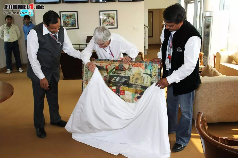 Foto zur News: Bernie Ecclestone feierte am Sonntag seinen 82. Geburtstag, und die Streckenbetreiber Manoj und Samir Gaur waren die ersten Gratulanten - mit einer Fotocollage. An Rücktritt denkt der Formel-1-Geschäftsführer noch nicht, aber er weiß: "Irgendwann werde ich aufhören - so oder so." Viele glauben: "Bernie werden sie mal im Sarg aus dem Paddock tragen." Noch hinterlässt das Alter aber keine Spuren.