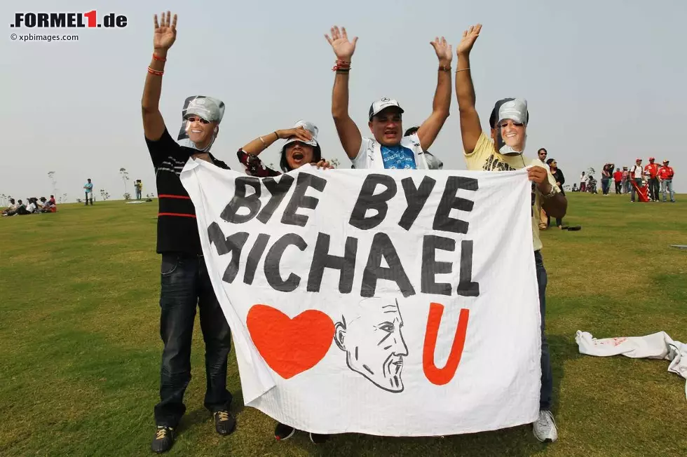 Karthikeyan hin, Mallya her: Die meisten Fans hat selbst in Indien Michael Schumacher. Immerhin 67.000 sahen das letzte Rennen der lebenden Legende auf dem Buddh International Circuit, 37.000 davon mussten für ihre Eintrittskarte bezahlen. Um die Formel 1 bekannter zu machen, wurden nämlich viele Gratistickets an verschiedene Gruppen verteilt. Foto zur News: Karthikeyan hin, Mallya her: Die meisten Fans hat selbst in Indien Michael Schumacher. Immerhin 67.000 sahen das letzte Rennen der lebenden Legende auf dem Buddh International Circuit, 37.000 davon mussten für ihre Eintrittskarte bezahlen. Um die Formel 1 bekannter zu machen, wurden nämlich viele Gratistickets an verschiedene Gruppen verteilt.