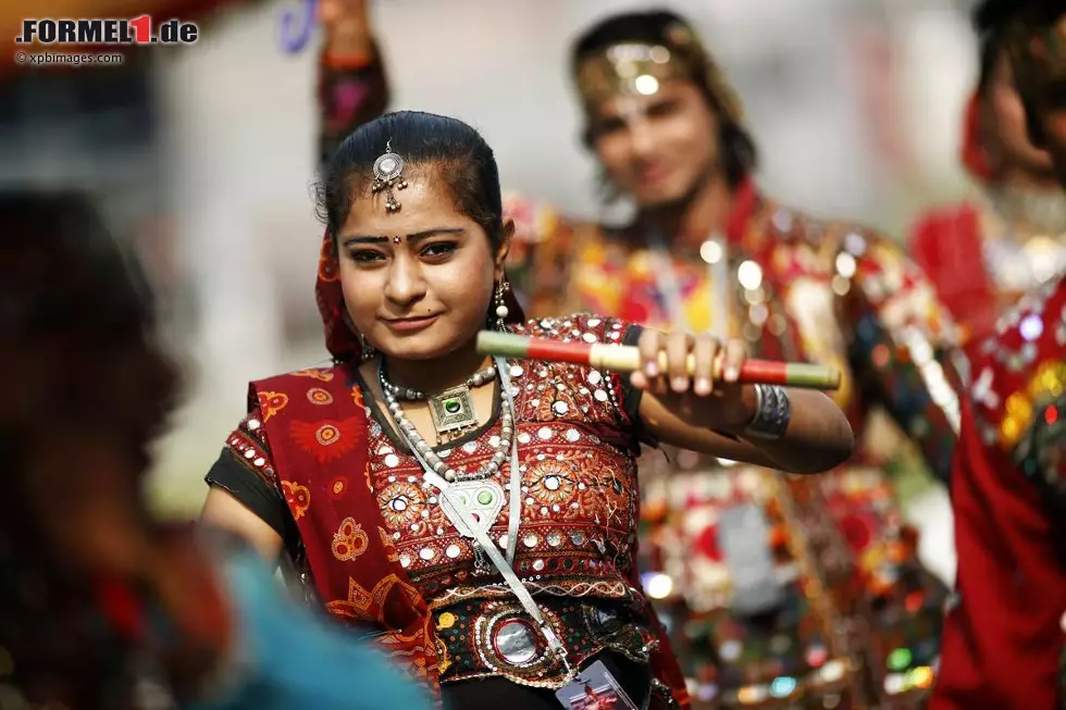 Delhi ist anders. Das betrifft nicht nur die hygienischen Zustände rund um den Ganges oder die einmalige Gastfreundlichkeit, sondern auch die Gridgirls. Foto zur News: Delhi ist anders. Das betrifft nicht nur die hygienischen Zustände rund um den Ganges oder die einmalige Gastfreundlichkeit, sondern auch die Gridgirls.