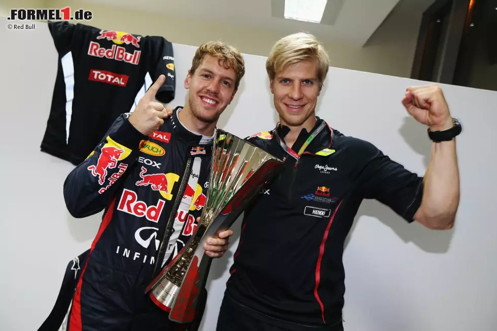 Foto zur News: Der große Sieger des Wochenendes: Sebastian Vettel feiert mit dem begehrten Pokal und seinem Physiotherapeuten Heikki Huovinen, mit dem er seit dem vergangenen Winter zusammenarbeitet. Vorgänger Tommi Pärmakoski hatte nach zwei WM-Titeln genug und empfahl Vettel seinen Landsmann als Coach.