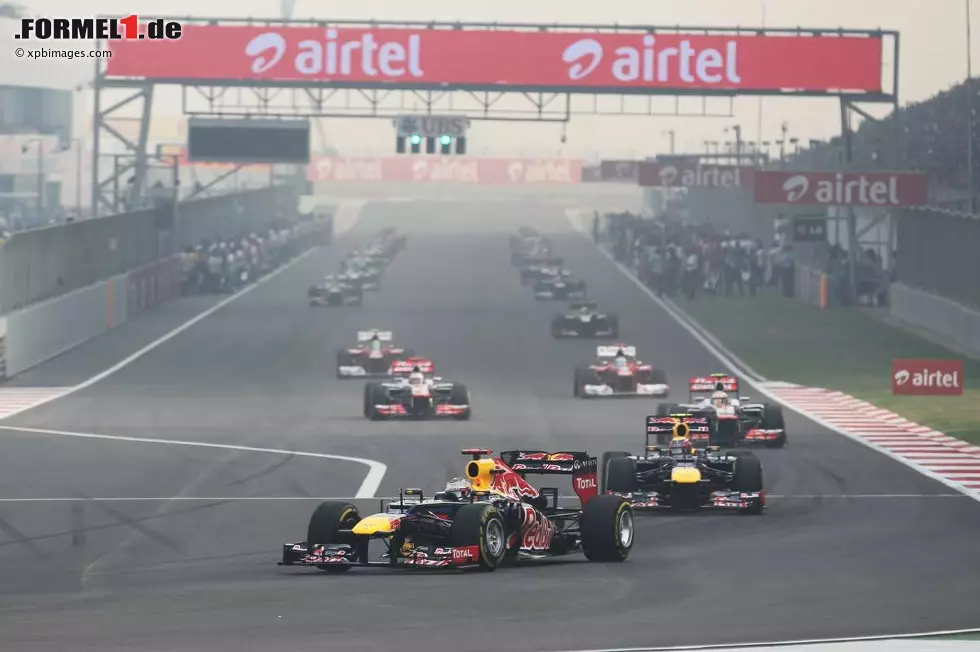 Foto zur News: The Telegraph (Großbritannien): "Auch der dichte Nebel über der Strecke konnte Vettels Dominanz nicht maskieren. Im Moment ist Vettel nicht zu stoppen. Aber Alonso ist bereit, jeden Trumpf aus dem Ärmel zu schütteln, um ihn zu verunsichern."