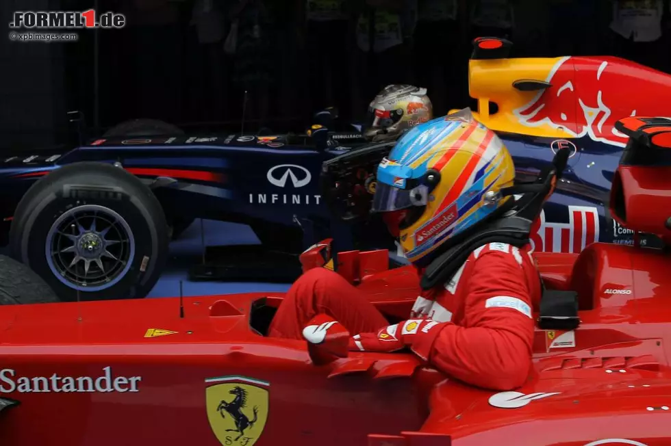 Corriere della Sera (Italien): "Vettel ist nicht mehr einzuholen, während Alonso ein außerordentliches Rennen trotz seines nicht perfekten Autos bestreitet. Vettel kontrolliert das Rennen, Alonso kämpft. Am Schluss stehen sie Seite an Seite auf dem Podium, doch jetzt wird es für Ferrari sehr schwierig werden, den Kampf um den Titel noch offen zu halten." Foto zur News: Corriere della Sera (Italien): "Vettel ist nicht mehr einzuholen, während Alonso ein außerordentliches Rennen trotz seines nicht perfekten Autos bestreitet. Vettel kontrolliert das Rennen, Alonso kämpft. Am Schluss stehen sie Seite an Seite auf dem Podium, doch jetzt wird es für Ferrari sehr schwierig werden, den Kampf um den Titel noch offen zu halten."