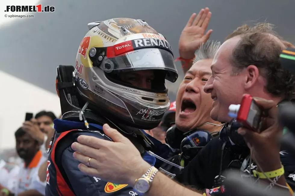 Foto zur News: The Independent (Großbritannien): "Vettel gewinnt im Senna-Stil und baut seine Führung aus. So wie er dieses Rennen gewonnen hat, möchte man nicht sein Haus gegen ihn verwetten."