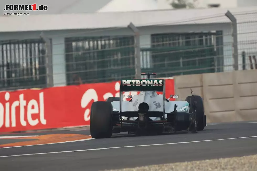 Blick (Schweiz): "Vettel fliegt allen davon und greift nach seinem dritten WM-Titel in Serie. Und weil sein einziger Gegner - die Defekthexe - nicht zuschlägt, baut der Deutsche seinen Vorsprung um sieben Punkte auf neu 13 Zähler aus. Alonso gibt im Ferrari alles, aber er macht dabei auch Fehler, die Vettel in Indien vermieden hat. Schumacher muss in diesem krankhaften Mercedes-Auto nur noch dreimal leiden." Foto zur News: Blick (Schweiz): "Vettel fliegt allen davon und greift nach seinem dritten WM-Titel in Serie. Und weil sein einziger Gegner - die Defekthexe - nicht zuschlägt, baut der Deutsche seinen Vorsprung um sieben Punkte auf neu 13 Zähler aus. Alonso gibt im Ferrari alles, aber er macht dabei auch Fehler, die Vettel in Indien vermieden hat. Schumacher muss in diesem krankhaften Mercedes-Auto nur noch dreimal leiden."