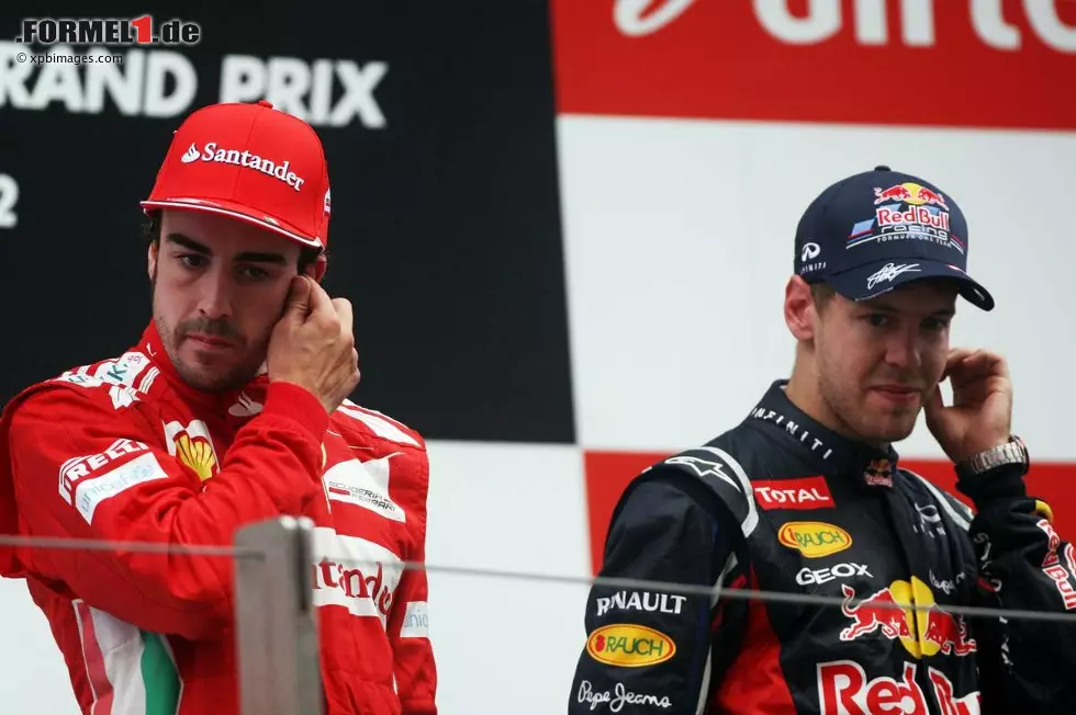 Corriere dello Sport (Italien): "Die Lage ist komplizierter geworden. Die Weltmeisterschaft ist zu einem zähen Duell zwischen Vettel und Alonso geworden, die jedoch nicht mit gleichen Waffen kämpfen. Das Genie des spanischen Piloten und die Anstrengungen des Teams von Maranello genügen nicht mehr. Alonso verliert weiterhin an Punkten, während Vettel immer unbesiegbarer erscheint. Gestern hat er seinen 26. Sieg in der Formel 1 feiern können. Im Ranking der größten Sieger aller Zeiten hat er bereits Stars der Vergangenheit wie Jim Clark und Niki Lauda überholt." Foto zur News: Corriere dello Sport (Italien): "Die Lage ist komplizierter geworden. Die Weltmeisterschaft ist zu einem zähen Duell zwischen Vettel und Alonso geworden, die jedoch nicht mit gleichen Waffen kämpfen. Das Genie des spanischen Piloten und die Anstrengungen des Teams von Maranello genügen nicht mehr. Alonso verliert weiterhin an Punkten, während Vettel immer unbesiegbarer erscheint. Gestern hat er seinen 26. Sieg in der Formel 1 feiern können. Im Ranking der größten Sieger aller Zeiten hat er bereits Stars der Vergangenheit wie Jim Clark und Niki Lauda überholt."