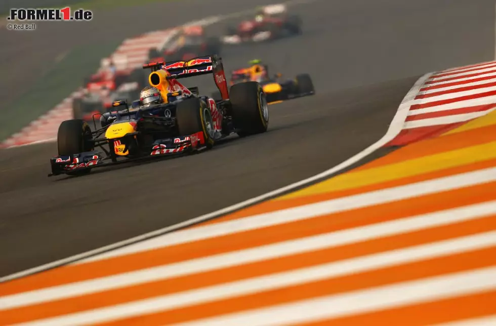 Foto zur News: El Mundo Deportivo (Spanien): "Vettel gibt Alonso keine Chance. Der deutsche Pilot dominiert vom Anfang bis zum Ende, ohne dem Rivalen den Hauch einer Chance zu lassen."
