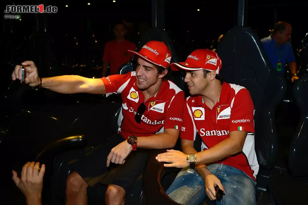 Fernando Alonso und Felipe Massa genießen die angenehmen Seiten ihrer PR-Verpflichtungen: eine Fahrt mit "Formula Rossa", der schnellsten Achterbahn der Welt. Diese schafft 240 km/h Spitze und beschleunigt in 2,9 Sekunden von null auf 100. Und davor darf natürlich ein iPhone-Foto für den Twitter-Account nicht fehlen. Foto zur News: Fernando Alonso und Felipe Massa genießen die angenehmen Seiten ihrer PR-Verpflichtungen: eine Fahrt mit "Formula Rossa", der schnellsten Achterbahn der Welt. Diese schafft 240 km/h Spitze und beschleunigt in 2,9 Sekunden von null auf 100. Und davor darf natürlich ein iPhone-Foto für den Twitter-Account nicht fehlen.