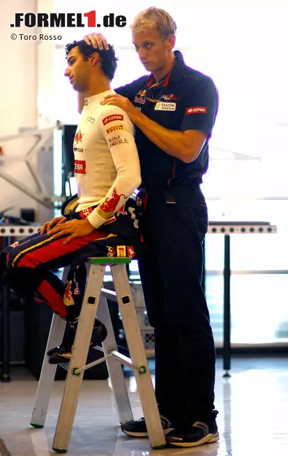 Bis zu 32 Grad Hitze in der arabischen Wüste und 55 Runden am Ende einer langen Saison: Daniel Ricciardo lässt den Team-Physiotherapeuten an seine Verspannungen ran, um für die letzten drei Rennen noch einmal alle Kräfte mobilisieren zu können. In Abu Dhabi (Platz zehn) wieder mit Erfolg: In den vergangenen sieben Grands Prix hat der Australier fünfmal gepunktet. Foto zur News: Bis zu 32 Grad Hitze in der arabischen Wüste und 55 Runden am Ende einer langen Saison: Daniel Ricciardo lässt den Team-Physiotherapeuten an seine Verspannungen ran, um für die letzten drei Rennen noch einmal alle Kräfte mobilisieren zu können. In Abu Dhabi (Platz zehn) wieder mit Erfolg: In den vergangenen sieben Grands Prix hat der Australier fünfmal gepunktet.