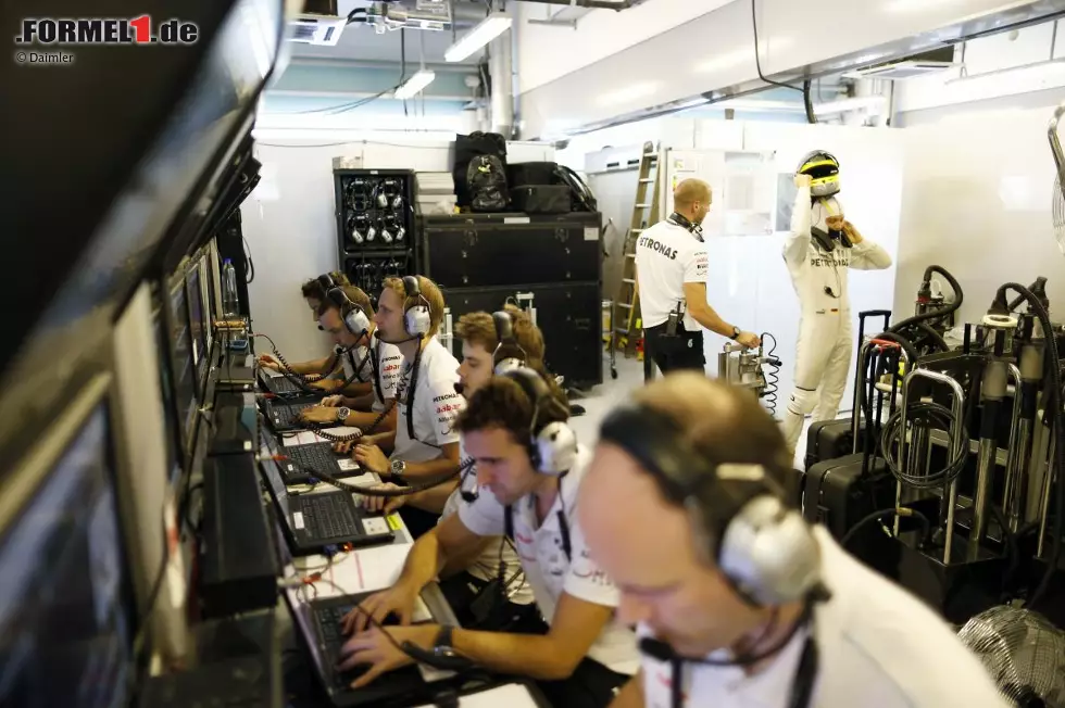 Ein Blick hinter die Kulissen der Mercedes-Box: Nico Rosberg macht sich bereit für seinen nächsten Run im Freien Training, während die Dateningenieure genau schauen, woran der Silberpfeil kränkeln könnte. Nächstes Jahr soll die Performance deutlich besser werden. Neo-Aufsichtsrats-Chef Niki Lauda macht dafür angeblich 44 Millionen Euro zusätzliches Budget locker. Im Vergleich zu etwa Red Bull ist das Mercedes-Team trotzdem immer noch die reinste Sparbüchse. Foto zur News: Ein Blick hinter die Kulissen der Mercedes-Box: Nico Rosberg macht sich bereit für seinen nächsten Run im Freien Training, während die Dateningenieure genau schauen, woran der Silberpfeil kränkeln könnte. Nächstes Jahr soll die Performance deutlich besser werden. Neo-Aufsichtsrats-Chef Niki Lauda macht dafür angeblich 44 Millionen Euro zusätzliches Budget locker. Im Vergleich zu etwa Red Bull ist das Mercedes-Team trotzdem immer noch die reinste Sparbüchse.