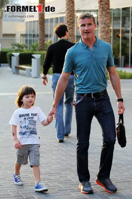 "Family-Man": David Coulthard, seit 2006 mit der ehemaligen TV-Reporterin Karen Minier verlobt und seit dem Ende seiner aktiven Karriere selbst für das britische Formel-1-Fernsehen tätig, brachte seinen bald vierjährigen Sohn Dayton mit in den Paddock nach Abu Dhabi. Ein vorgezogenes Geburtstagsgeschenk? Foto zur News: "Family-Man": David Coulthard, seit 2006 mit der ehemaligen TV-Reporterin Karen Minier verlobt und seit dem Ende seiner aktiven Karriere selbst für das britische Formel-1-Fernsehen tätig, brachte seinen bald vierjährigen Sohn Dayton mit in den Paddock nach Abu Dhabi. Ein vorgezogenes Geburtstagsgeschenk?