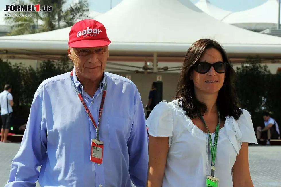 Niki Lauda, Vater der dreijährigen Zwillinge Mia und Max, mit seiner Ehefrau Birgit Wetzinger, einer ehemaligen Stewardess seiner Airline, die er 2008 geheiratet hat. Lauda ist der Mann mit vier Nieren: Sein Bruder Florian spendete ihm 1997 die erste, Wetzinger 2005 die zweite - eine Spätfolge seines Feuerunfalls am Nürburgring 1976. Der wiederum wird im Kinosommer 2013 Thema des Hollywood-Blockbusters "Rush" mit Daniel Brühl in der Hauptrolle sein. Foto zur News: Niki Lauda, Vater der dreijährigen Zwillinge Mia und Max, mit seiner Ehefrau Birgit Wetzinger, einer ehemaligen Stewardess seiner Airline, die er 2008 geheiratet hat. Lauda ist der Mann mit vier Nieren: Sein Bruder Florian spendete ihm 1997 die erste, Wetzinger 2005 die zweite - eine Spätfolge seines Feuerunfalls am Nürburgring 1976. Der wiederum wird im Kinosommer 2013 Thema des Hollywood-Blockbusters "Rush" mit Daniel Brühl in der Hauptrolle sein.