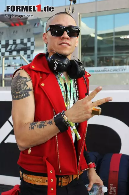 Rapper "Taboo" von den Black Eyed Peas, bürgerlich Jaime Luis Gomez, hat mexikanische Wurzeln. Warum er ausgerechnet nach Abu Dhabi jettete, um seinem Beinahe-Landsmann Sergio Perez die Daumen zu drücken, anstatt in zwei Wochen quasi vor der Haustür in Austin (Texas) auf die VIP-Tribüne zu gehen, entzieht sich unserer Kenntnis. Foto zur News: Rapper "Taboo" von den Black Eyed Peas, bürgerlich Jaime Luis Gomez, hat mexikanische Wurzeln. Warum er ausgerechnet nach Abu Dhabi jettete, um seinem Beinahe-Landsmann Sergio Perez die Daumen zu drücken, anstatt in zwei Wochen quasi vor der Haustür in Austin (Texas) auf die VIP-Tribüne zu gehen, entzieht sich unserer Kenntnis.