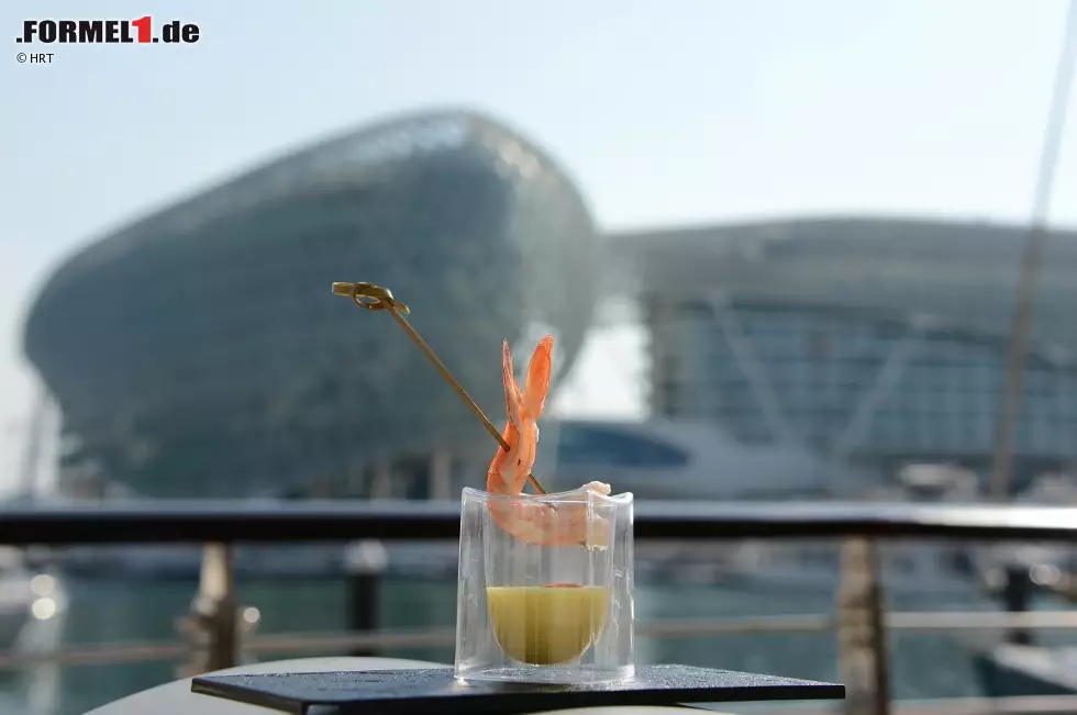 Foto zur News: Apropos VIPs: Um deren angemessene Verpflegung musste man sich in Abu Dhabi, wo die Petro-Dollars nur so aus dem Boden sprudeln und die milliardenschwere Formel-1-Anlage jede Vorstellungskraft sprengt, wahrlich keine Sorgen machen. Nur für den großen Hunger ist man an der Frittenbude in Spa-Francorchamps wahrscheinlich besser bedient als im noblen Paddock auf der Yas-Insel.