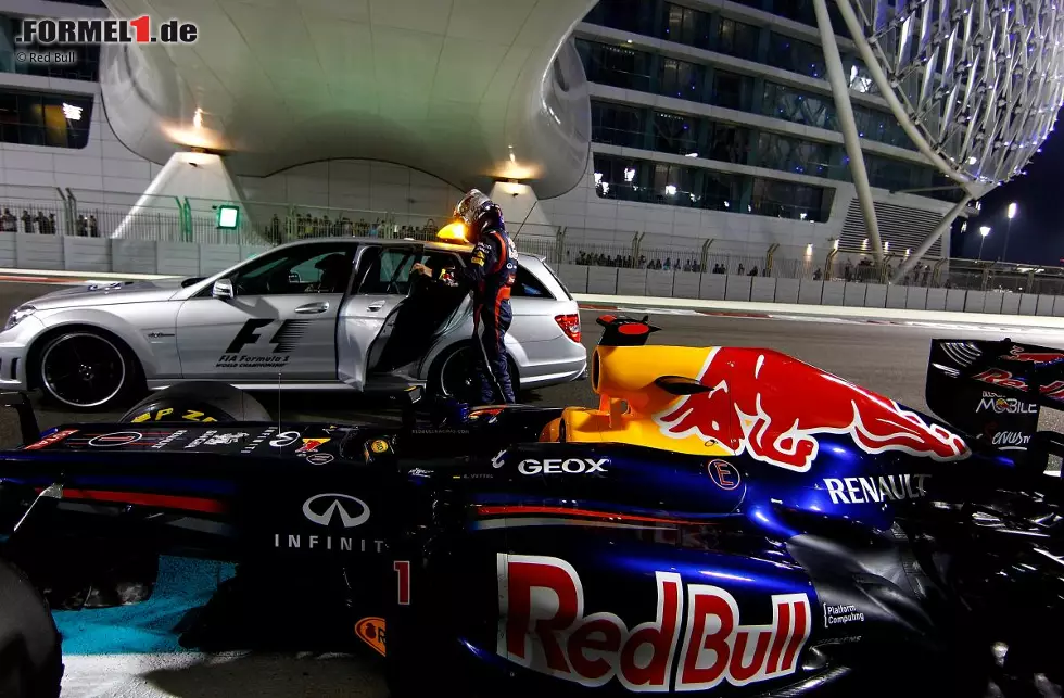 Foto zur News: Aber dass man es mit dem Gewicht sparen auch übertreiben kann, diese bittere Erfahrung musste Vettel im Qualifying am Samstag machen. Bei der FIA-Überprüfung nach seinem Ausrollen waren nur 0,85 statt der vorgeschriebenen 1,2 Liter Benzin im Tank.