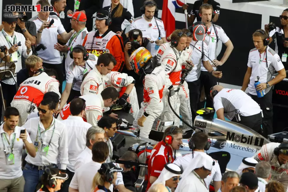 15 Sekunden vor dem Start müssen alle Personen aus der Startaufstellung verschwinden, sonst gibt's eine Strafe. Aber in den Minuten vor Beginn der Aufwärmrunde schwirren die McLaren-Mechaniker noch wie ein aufgescheuchter Schwarm um ihre "Bienenkönigin" Lewis Hamilton - gerade in Abu Dhabi, wo die Promi-Dichte besonders hoch ist. Foto zur News: 15 Sekunden vor dem Start müssen alle Personen aus der Startaufstellung verschwinden, sonst gibt's eine Strafe. Aber in den Minuten vor Beginn der Aufwärmrunde schwirren die McLaren-Mechaniker noch wie ein aufgescheuchter Schwarm um ihre "Bienenkönigin" Lewis Hamilton - gerade in Abu Dhabi, wo die Promi-Dichte besonders hoch ist.