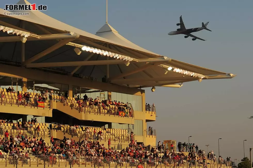 In Bahrain und Abu Dhabi ist es schon Tradition, dass die lokale Airline mit einer Tiefflug-Demonstration vor dem Start die weltweite TV-Werbetrommel führt. Einigen Paddock-Regulars macht das immer noch Angst: "Das kommt mir gefährlicher vor, als mit Vollgas durch Eau Rouge zu donnern", sagt ein ehemaliger Formel-1-Pilot. Foto zur News: In Bahrain und Abu Dhabi ist es schon Tradition, dass die lokale Airline mit einer Tiefflug-Demonstration vor dem Start die weltweite TV-Werbetrommel führt. Einigen Paddock-Regulars macht das immer noch Angst: "Das kommt mir gefährlicher vor, als mit Vollgas durch Eau Rouge zu donnern", sagt ein ehemaliger Formel-1-Pilot.
