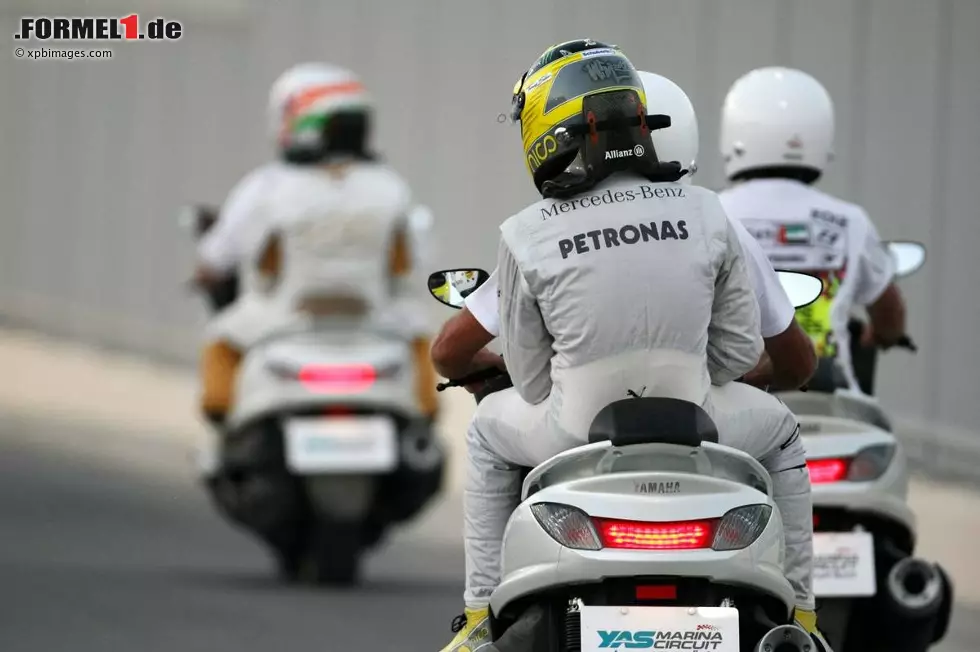 Aber Vollgas durch die Kurve, genauer gesagt durch Kurve 15, kann auch gefährlich sein. Diese Lektion musste Nico Rosberg bei seinem Auffahrunfall auf Narain Karthikeyan lernen. An dessen HRT fiel die Lenkung aus, was den Inder zu einer Vollbremsung zwang - und ihn unabsichtlich zur Abschussrampe für Rosbergs Silberpfeil machte. Foto zur News: Aber Vollgas durch die Kurve, genauer gesagt durch Kurve 15, kann auch gefährlich sein. Diese Lektion musste Nico Rosberg bei seinem Auffahrunfall auf Narain Karthikeyan lernen. An dessen HRT fiel die Lenkung aus, was den Inder zu einer Vollbremsung zwang - und ihn unabsichtlich zur Abschussrampe für Rosbergs Silberpfeil machte.