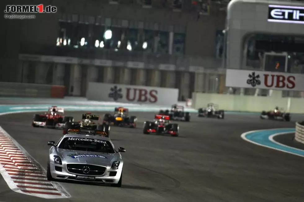 Foto zur News: El Mundo Deportivo (Spanien): "Alonso holt drei Punkte auf Vettel auf. Unterstützt von den Safety-Cars konnte der Deutsche bis auf den dritten Platz fahren, obwohl er aus der Box gestartet war."