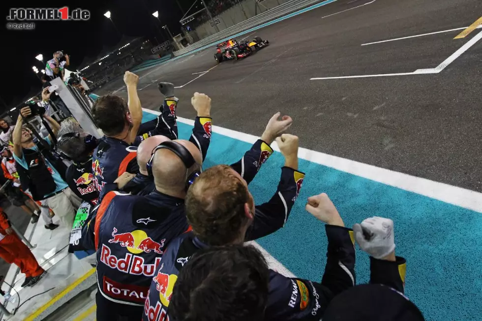 The Mirror (Großbritannien): "Kimi Räikkönens Gebete wurden erhört: Der 'Iceman' der Formel 1 rast in der in der Gluthitze der Wüste zum ersten Lotus-Sieg in 25 Jahren und seinem ersten Erfolg seit der Rückkehr. Aber einmal mehr ist es der Tag von Sebastian Vettel. Der Red-Bull-Pilot ist der Mann der Stunde und fährt sensationell vom letzten auf den dritten Platz." Foto zur News: The Mirror (Großbritannien): "Kimi Räikkönens Gebete wurden erhört: Der 'Iceman' der Formel 1 rast in der in der Gluthitze der Wüste zum ersten Lotus-Sieg in 25 Jahren und seinem ersten Erfolg seit der Rückkehr. Aber einmal mehr ist es der Tag von Sebastian Vettel. Der Red-Bull-Pilot ist der Mann der Stunde und fährt sensationell vom letzten auf den dritten Platz."