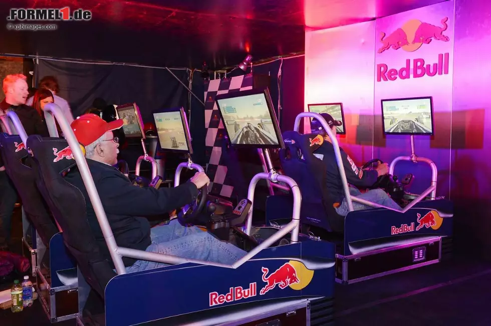 Foto zur News: "Wir brauchen Amerika mehr, als Amerika uns braucht", sagt McLaren-Teamchef Martin Whitmarsh. Also bemüht sich die Formel 1 im x-ten Anlauf in den USA, endlich alles richtig zu machen. Vor allem Red Bull trug mit einem Showcar oder auch Rennsimulatoren dazu bei, dass den Fans nie langweilig wurde.