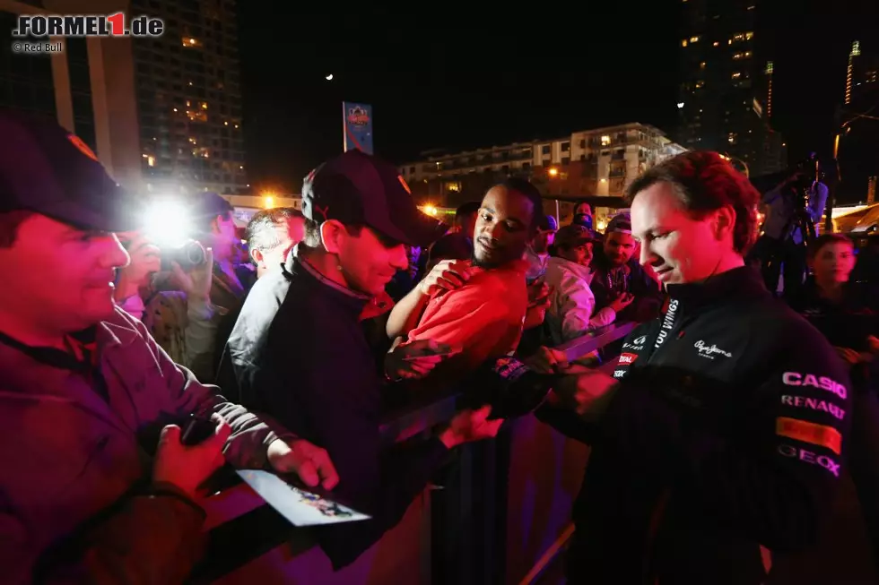 Foto zur News: Christian Horner ließ es sich nicht einmal nehmen, persönlich in die City zu kommen, sich vom Erfolg des Fanfests zu überzeugen und Autogramme zu kritzeln. Formel 1 zum Anfassen - nur so kann man die Herzen der Amerikaner gewinnen. 117.429 Herzen wurden dann auch gewonnen.