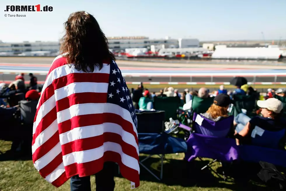 Foto zur News: Schon ein bisschen besser: von Stars & Stripes ummantelt auf einem der Stehplätze. Oder "General Admission", wie die Amerikaner sagen.