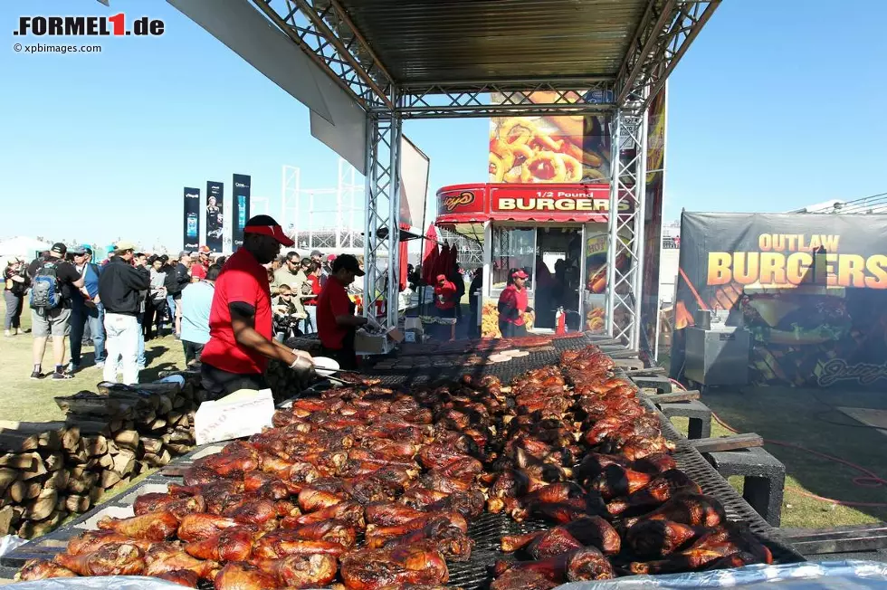 Es hat aber auch Vorteile, weder VIP noch Teamchef zu sein: saftige, amerikanische Schweinshaxen, gegrillt auf Eichenholz - was für ein Kontrast zur arabischen Küche, die vor zwei Wochen in Abu Dhabi geboten wurde! Foto zur News: Es hat aber auch Vorteile, weder VIP noch Teamchef zu sein: saftige, amerikanische Schweinshaxen, gegrillt auf Eichenholz - was für ein Kontrast zur arabischen Küche, die vor zwei Wochen in Abu Dhabi geboten wurde!