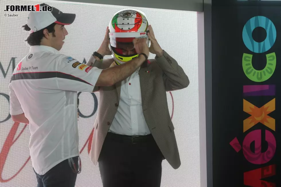 Foto zur News: Formel 1 ist... wenn Multimilliardäre und sogar Präsidenten wieder zu Kindern werden. Hier probiert Felipe Calderon, Staatsoberhaupt von Mexiko, einen Helm von Nationalheld Sergio Perez.