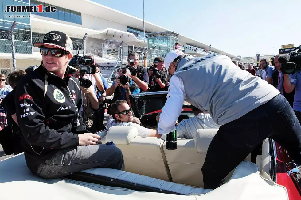 Foto zur News: Kein gutes Omen: Bei Michael Schumachers Parade-Oldtimer trat ein technischer Defekt auf, Kimi Räikkönen nahm den deutschen Anhalter aber mit. Im Rennen hielt Schumachers Mercedes dann zwar über die volle Distanz, Punkte gab&#039;s trotzdem keine.