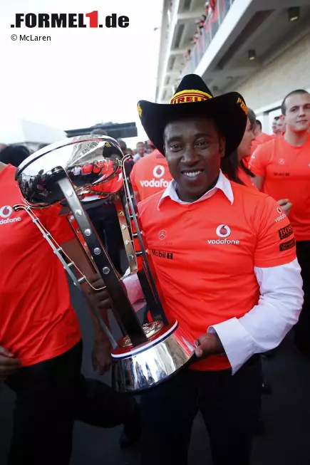 Foto zur News: "Texas-Cowboy": Anthony Hamilton, nach seinem "Seitensprung" mit Paul di Resta, der mit einem "Rosenkrieg" vor Gericht geendet hat, sind Vater und Sohn Lewis wieder ein Herz und eine Seele. Auch nach dem vielleicht letzten McLaren-Sieg vor dem Wechsel zu Mercedes.