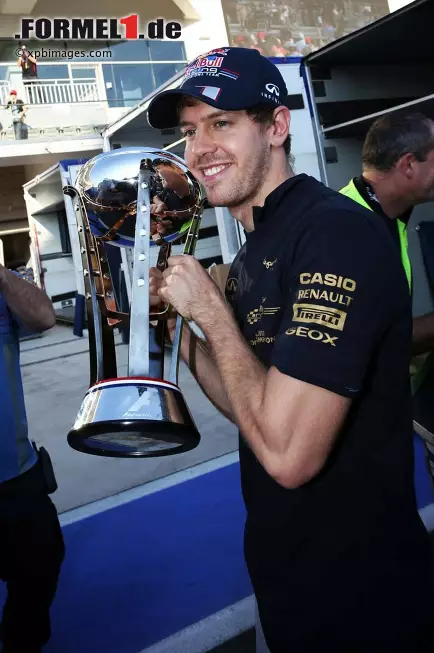 Foto zur News: Kronen Zeitung (Österreich): &quot;Vettel erlebte eine Hochschaubahn der Gefühle, nach eingefahrener Pole-Position und einem im Qualifying weit zurückliegenden Alonso standen die Zeichen auf vorzeitige Titelentscheidung. Doch diese blieb aus.&quot;