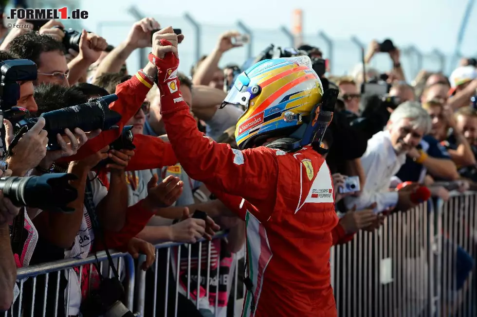 Österreich (Österreich): "Was für ein Wildwest-Duell im vorletzten Saison-Grand-Prix. Eigentlich war alles angerichtet für Red-Bull-Star Sebastian Vettel, doch mit einem cleveren Trick gewann Ferrari für Alonso einen Startplatz. Und wir erleben das erhoffte Superfinale!" Foto zur News: Österreich (Österreich): "Was für ein Wildwest-Duell im vorletzten Saison-Grand-Prix. Eigentlich war alles angerichtet für Red-Bull-Star Sebastian Vettel, doch mit einem cleveren Trick gewann Ferrari für Alonso einen Startplatz. Und wir erleben das erhoffte Superfinale!"