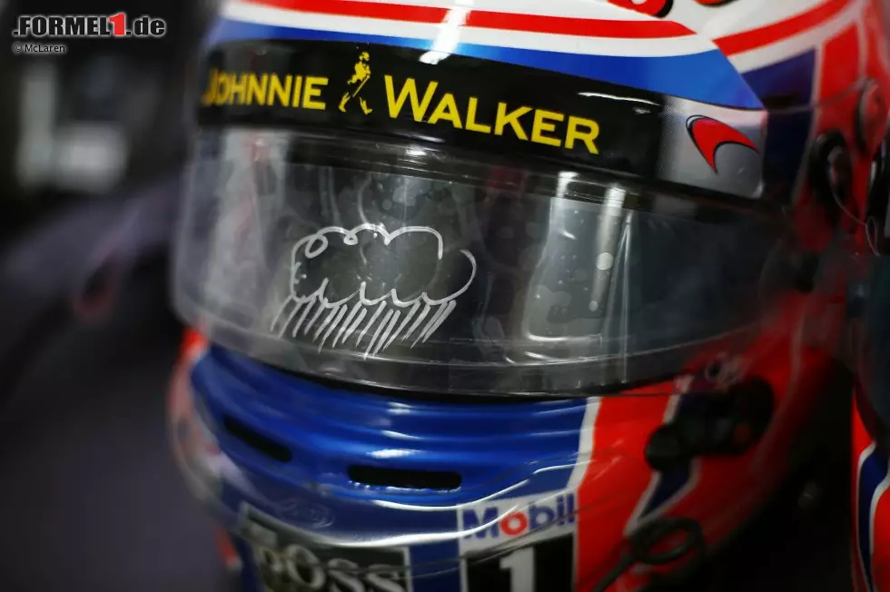 Dass man auf die Wettervorhersage in Sao Paulo getrost pfeifen kann, wussten viele schon vorher. Jenson Button ist aber immer für alle Bedingungen gerüstet, auch mit einem eigenen Helmvisier für Regen. Das markiert er auf der obersten Abreißfolie, um die Visiere nicht durcheinander zu bringen. Foto zur News: Dass man auf die Wettervorhersage in Sao Paulo getrost pfeifen kann, wussten viele schon vorher. Jenson Button ist aber immer für alle Bedingungen gerüstet, auch mit einem eigenen Helmvisier für Regen. Das markiert er auf der obersten Abreißfolie, um die Visiere nicht durcheinander zu bringen.
