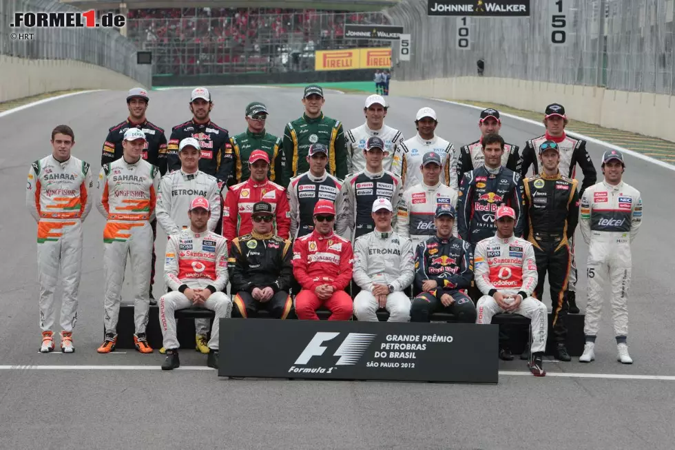 Die Klasse von 2012. Man bemerke auch hier die Hierarchien der Formel 1: Die Stars sitzen ganz vorne, die Nachzügler stehen hinten. Foto zur News: Die Klasse von 2012. Man bemerke auch hier die Hierarchien der Formel 1: Die Stars sitzen ganz vorne, die Nachzügler stehen hinten.
