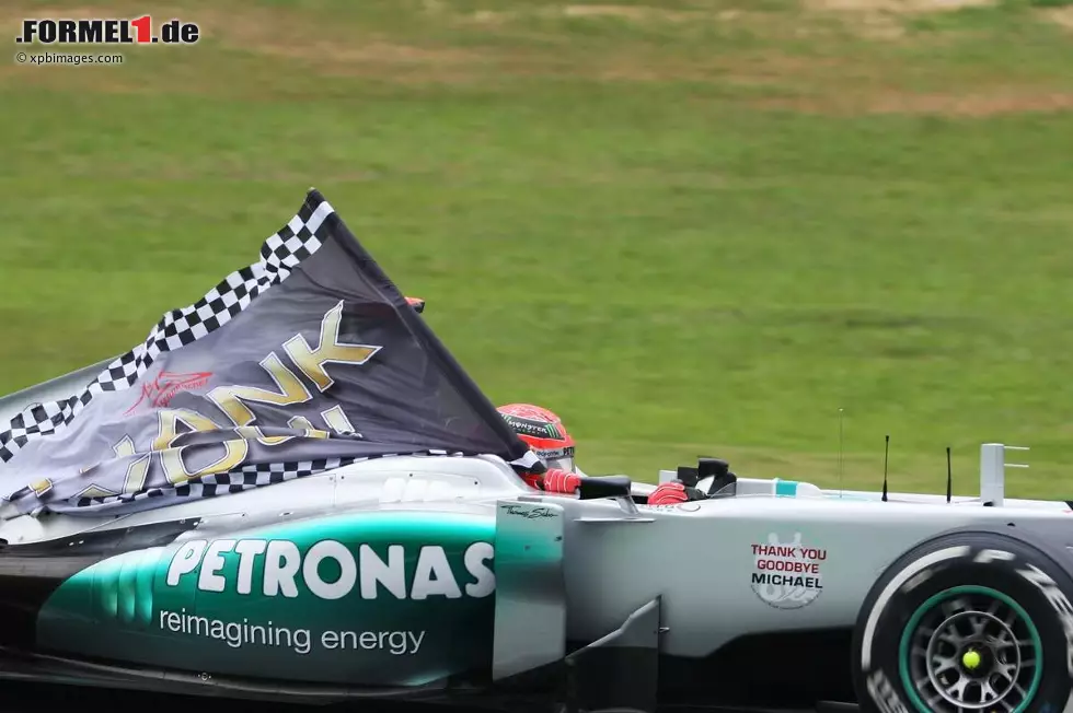 "Thank you!" Michael Schumacher bestritt die Runde in die Startaufstellung mit einer speziellen Flagge und verabschiedete sich via live ausgestrahlten Boxenfunk von einem Millionenpublikum im Fernsehen. Gänsehaut! Foto zur News: "Thank you!" Michael Schumacher bestritt die Runde in die Startaufstellung mit einer speziellen Flagge und verabschiedete sich via live ausgestrahlten Boxenfunk von einem Millionenpublikum im Fernsehen. Gänsehaut!