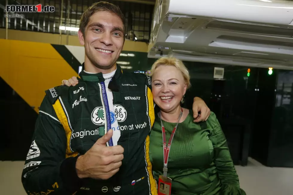 Witali Petrow rettete Caterham mit seinem elften Platz im Rennen den zehnten Rang in der Konstrukteurs-WM und damit mehrere Millionen Einnahmenbeteiligung für 2013. Ob dieser wichtige Erfolg seiner Managerin Oksana Kossatschenko dabei hilft, Sponsoren zu finden? Foto zur News: Witali Petrow rettete Caterham mit seinem elften Platz im Rennen den zehnten Rang in der Konstrukteurs-WM und damit mehrere Millionen Einnahmenbeteiligung für 2013. Ob dieser wichtige Erfolg seiner Managerin Oksana Kossatschenko dabei hilft, Sponsoren zu finden?