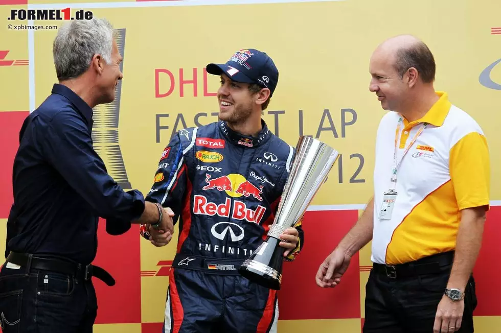 Der Titel vor dem Titel: Christian Danner überreicht Sebastian Vettel die Trophäe für die meisten schnellsten Rennrunden in der Saison 2012. Sechsmal war er im Rennen der schnellste Mann, während alle anderen auf höchstens zweimal kamen. Foto zur News: Der Titel vor dem Titel: Christian Danner überreicht Sebastian Vettel die Trophäe für die meisten schnellsten Rennrunden in der Saison 2012. Sechsmal war er im Rennen der schnellste Mann, während alle anderen auf höchstens zweimal kamen.