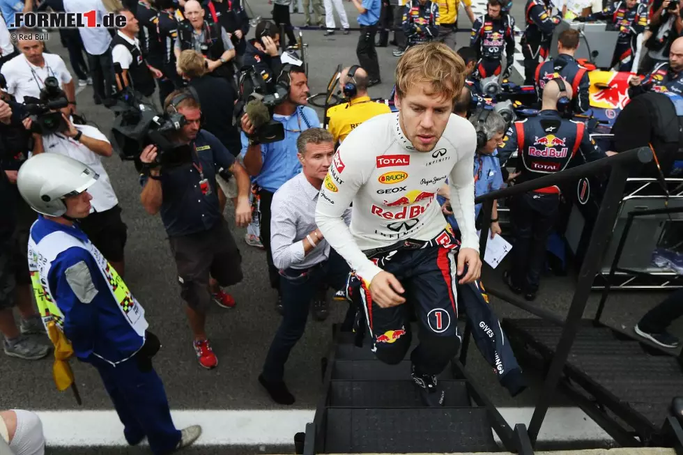 Sebastian Vettel versucht dem Medienrummel vor dem Start des großen Showdown-Rennens zu entkommen und läuft dabei sogar BBC-Reporter David Coulthard davon. Foto zur News: Sebastian Vettel versucht dem Medienrummel vor dem Start des großen Showdown-Rennens zu entkommen und läuft dabei sogar BBC-Reporter David Coulthard davon.