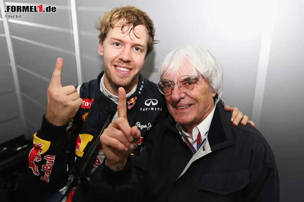 Einer der ersten Gratulanten: Formel-1-Boss Bernie Ecclestone. Der blieb am Sonntag ausnahmsweise bis zum Ende des Rennens, um seinem Backgammon-Kumpel persönlich gratulieren zu können - mit Vettel-Finger. Foto zur News: Einer der ersten Gratulanten: Formel-1-Boss Bernie Ecclestone. Der blieb am Sonntag ausnahmsweise bis zum Ende des Rennens, um seinem Backgammon-Kumpel persönlich gratulieren zu können - mit Vettel-Finger.
