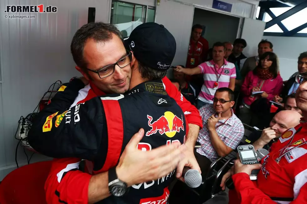 Fairer Verlierer: Ferrari-Teamchef Stefano Domenicali nahm sich zwar mehr als eine Stunde, um die Niederlage zu verarbeiten, kam dann aber persönlich zum neuen Champion, um zu gratulieren. Foto zur News: Fairer Verlierer: Ferrari-Teamchef Stefano Domenicali nahm sich zwar mehr als eine Stunde, um die Niederlage zu verarbeiten, kam dann aber persönlich zum neuen Champion, um zu gratulieren.