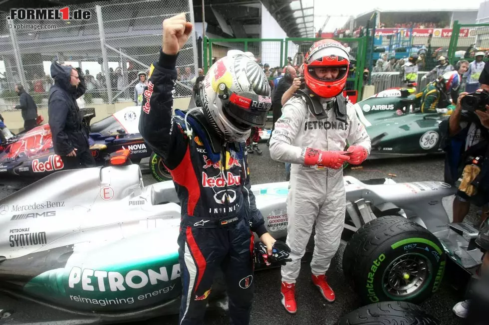 Foto zur News: O Globo (Brasilien): "Interlagos war Bühne der Zepter-Übergabe zwischen zwei Deutschen. Michael Schumacher gab seinen Abschied bei dem Rennen, in dem Sebastian Vettel mit seinem sechsten Platz zum jüngsten Dreifach-Weltmeister wurde."